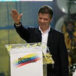 Juan Manuel Santos saluda a sus seguidores después de conocer los resultados