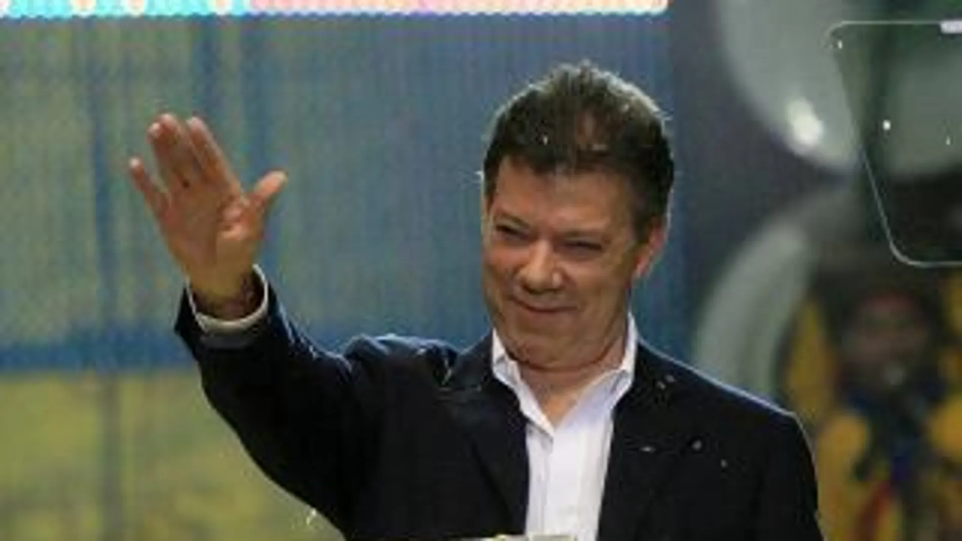 Juan Manuel Santos saluda a sus seguidores después de conocer los resultados