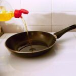 Añadir aceite suele ser la solucion tradicional para que no se peguen los alimentos a la sartén