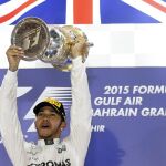 Lewis Hamilton hoy, en el podio tras ganar el Gran Premio de Bahréin.