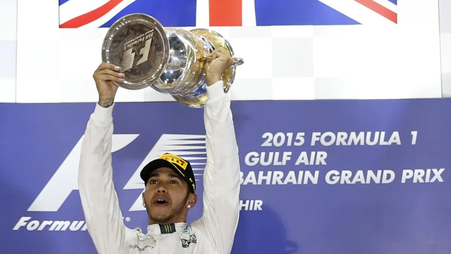 Lewis Hamilton hoy, en el podio tras ganar el Gran Premio de Bahréin.