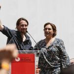 La candidata de Barcelona en Comú, Ada Colau, y el secretario general de Podemos, Pablo Iglesias, en Barcelona
