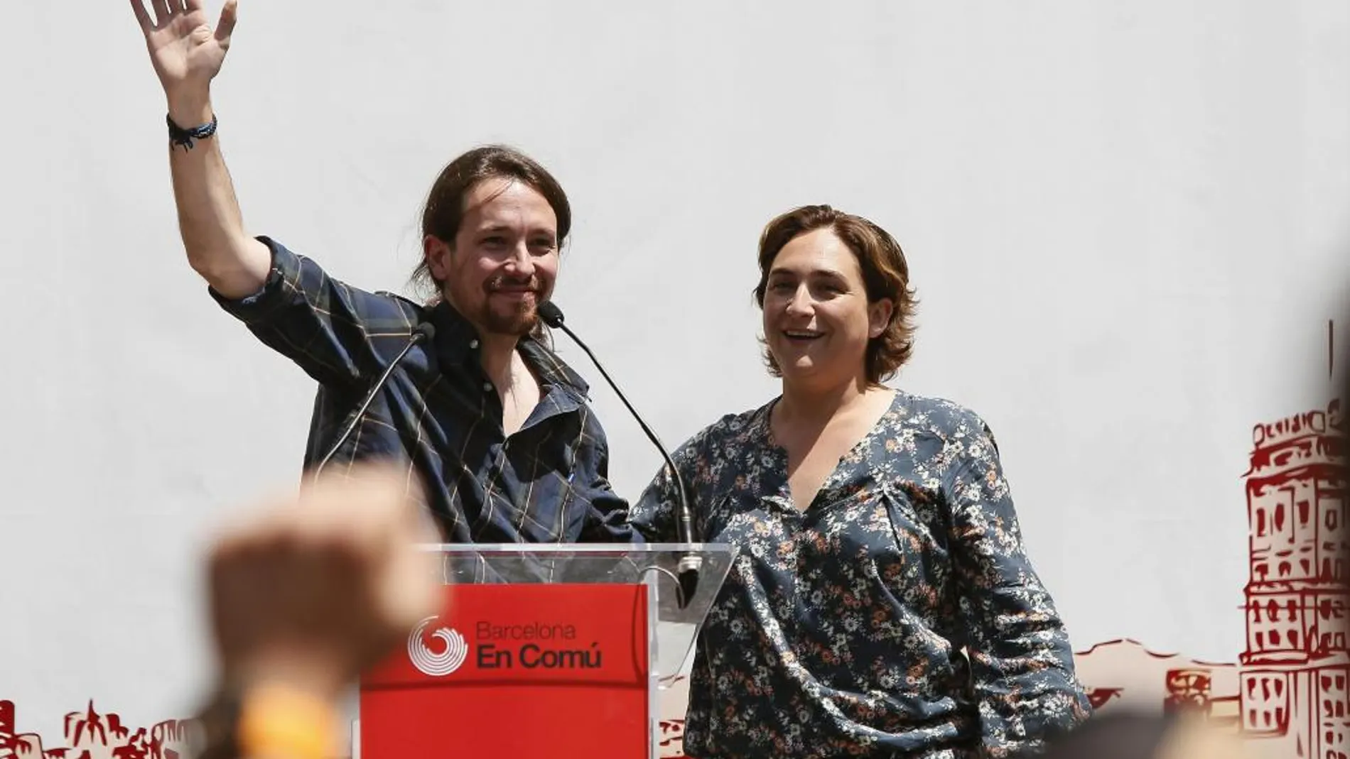 La candidata de Barcelona en Comú, Ada Colau, y el secretario general de Podemos, Pablo Iglesias, en Barcelona