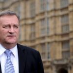 El jefe del grupo parlamentario de los laboristas en la Cámara de los Comunes, Nick Brown, en el exterior del Parlamento en Londres