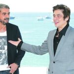 Fernando León de Aranoa (izda.) y Benicio del Toro presentaron ayer en Cannes «Un día perfecto»