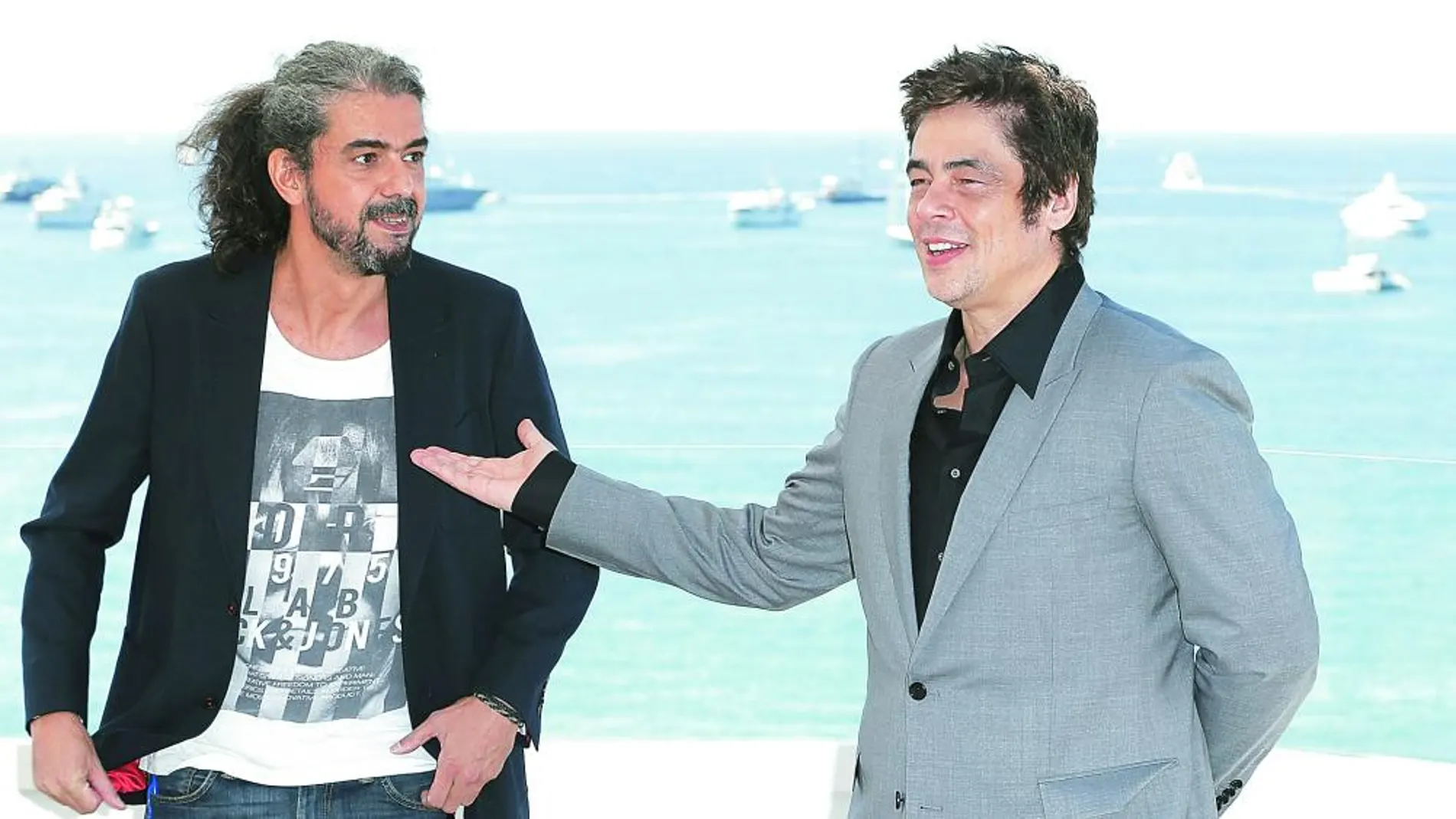Fernando León de Aranoa (izda.) y Benicio del Toro presentaron ayer en Cannes «Un día perfecto»