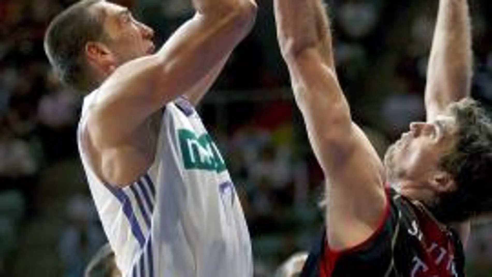 El Real Madrid gana al Tau (102-82) y fuerza el tercer partido