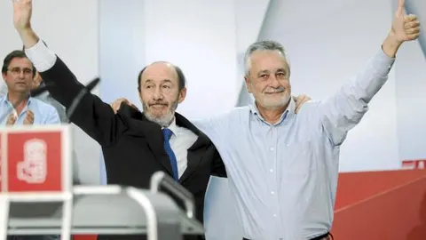 Alfredo Pérez Rubalcaba y José Antonio Griñán, ayer en el municipio gaditano de San Roque