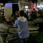 Efectivos de las unidades especiales macedonios trasladan a uno de los heridos