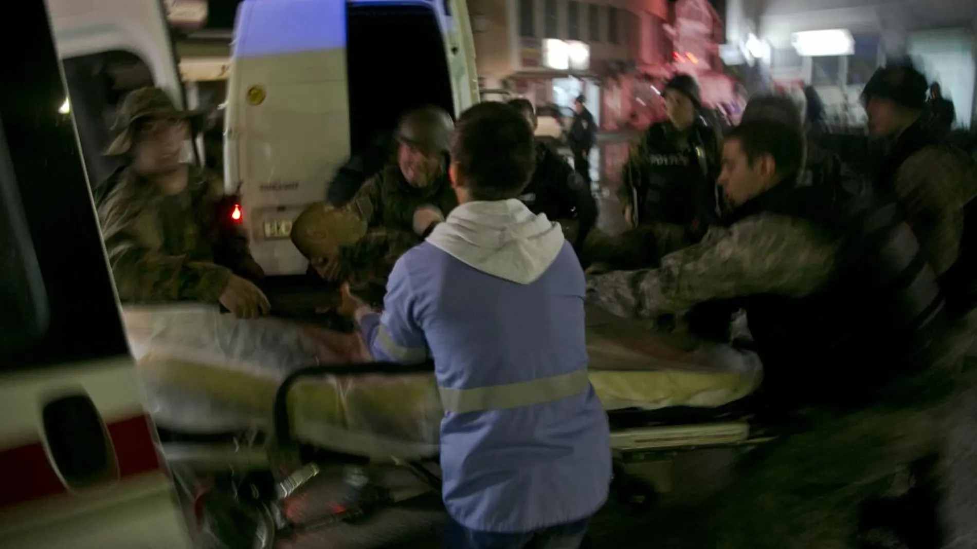 Efectivos de las unidades especiales macedonios trasladan a uno de los heridos