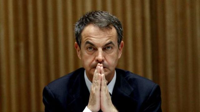 Zapatero asedia a los ayuntamientos catalanes