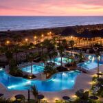 El hotel Puerto Antilla Grand Hotel está situado en primera línea de playa