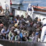 Un grupo de inmigrantes auxiliados por el barco «RBD» llega ayer al puerto italiano de Corigliano Calabro