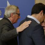 El presidente de la CE, Jean-Claude Juncker recibe al primer ministro griego Alexis Tsipras a su llegada a la reunión mantenida en la sede de la CE en Bruselas.