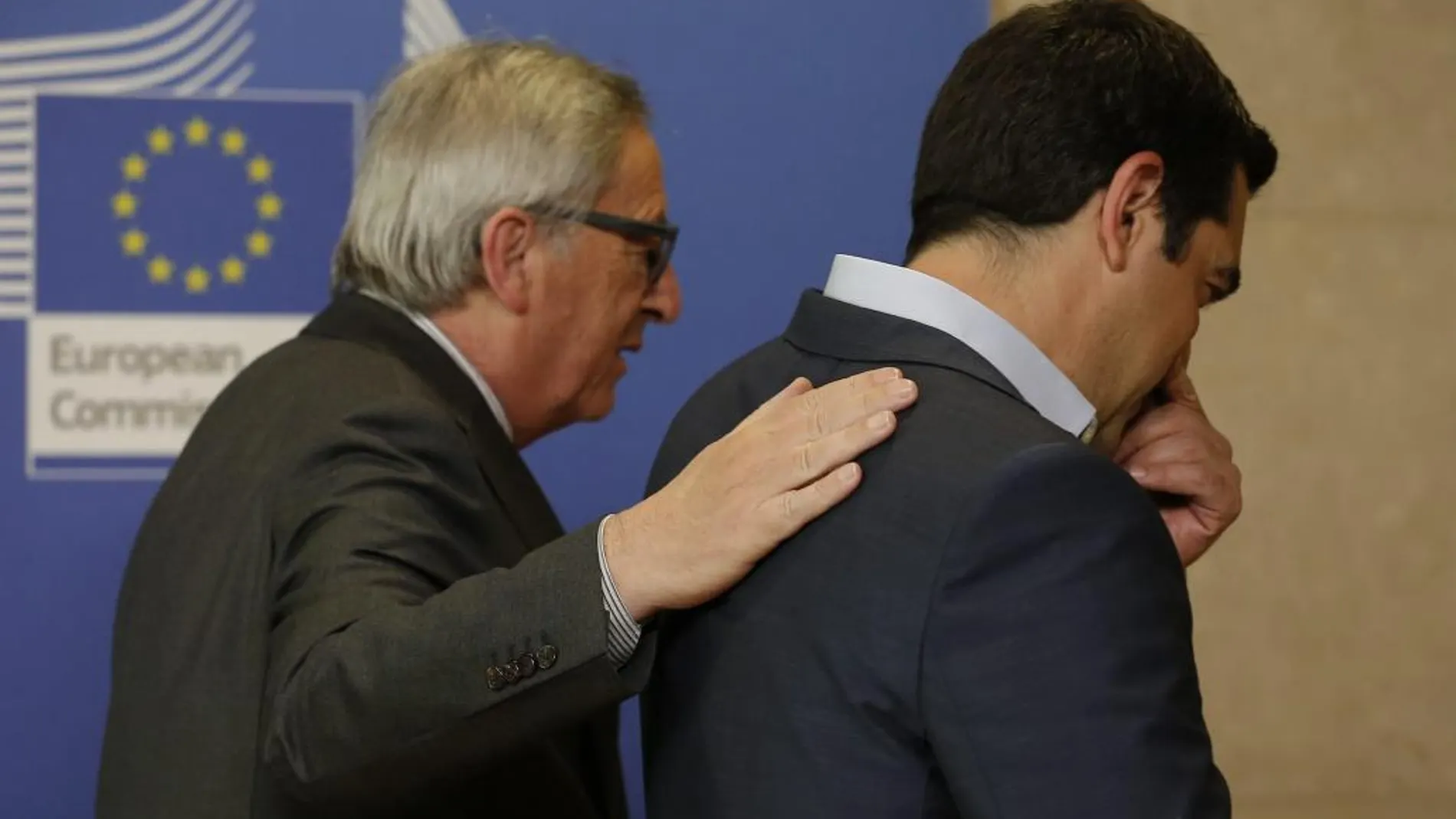 El presidente de la CE, Jean-Claude Juncker recibe al primer ministro griego Alexis Tsipras a su llegada a la reunión mantenida en la sede de la CE en Bruselas.