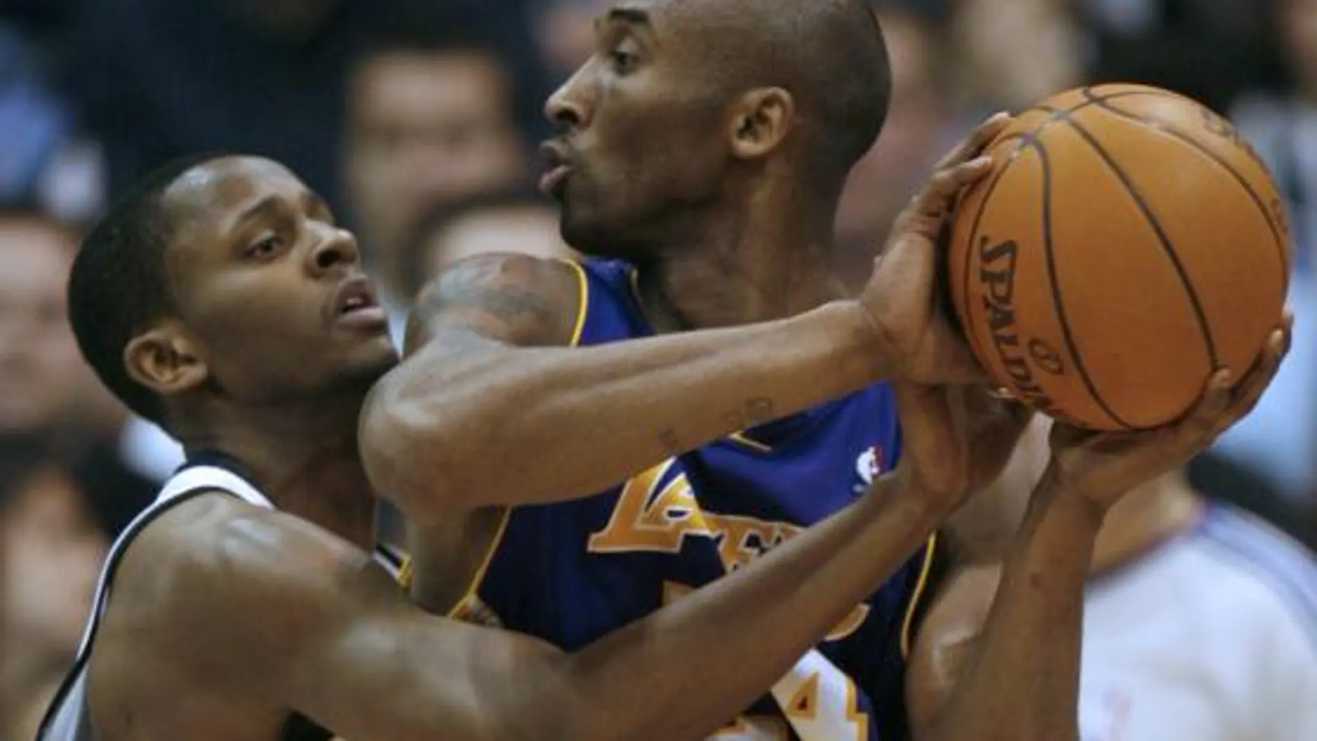 Bryant se recupera y pone a Lakers a un triunfo de la siguiente ronda