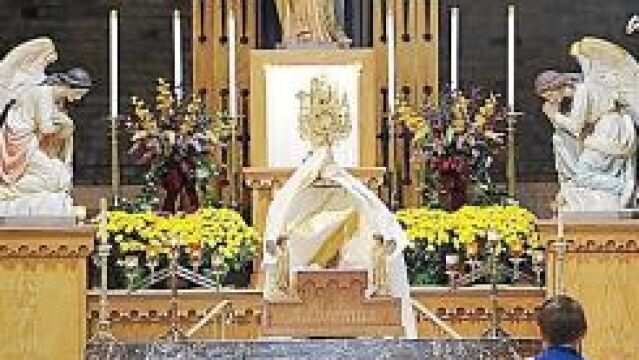 Para acoger a los peregrinos que llegaban al lugar de las apariciones se construyó el santuario de Nuestra Señora del Buen Socorro