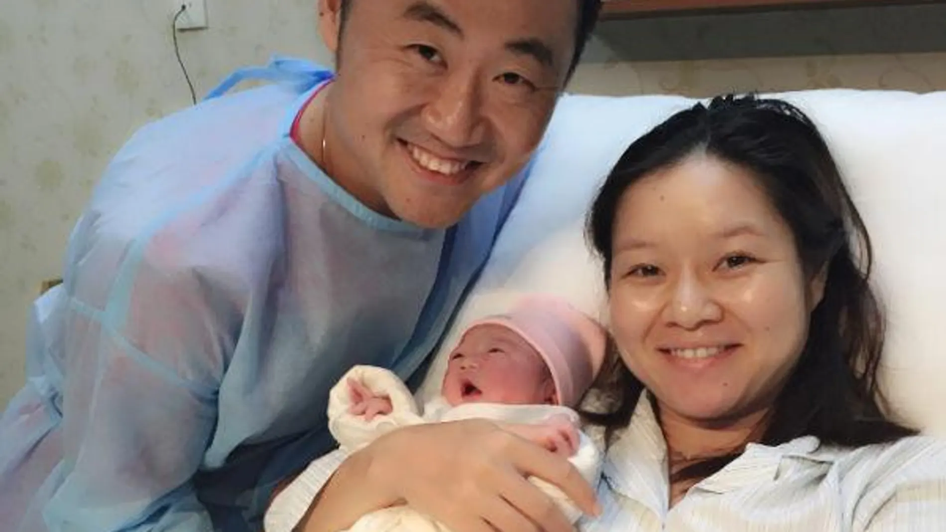 Li Na y su marido, el también tenista Jiang Shan, posan sonrientes junto al bebé.