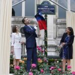 Los Reyes y la alcaldesa de París, Anne Hidalgo, descubren una placa durante la ceremonia inaugural del "Jardín de los combatientes de La Nueve, liberadores del Ayuntamiento de París el 25 de agosto de 1945"en el Ayuntamiento de París