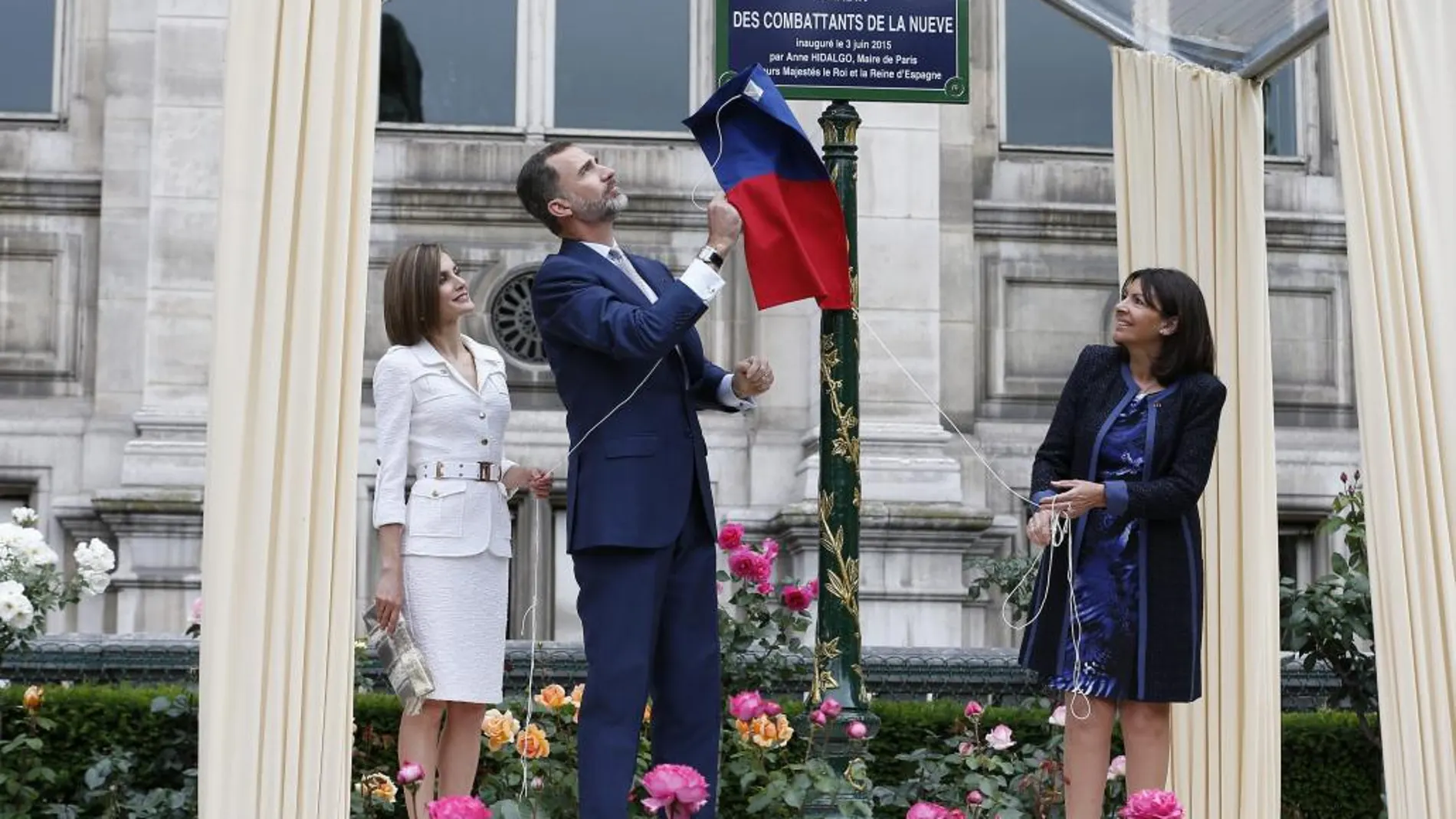 Los Reyes y la alcaldesa de París, Anne Hidalgo, descubren una placa durante la ceremonia inaugural del "Jardín de los combatientes de La Nueve, liberadores del Ayuntamiento de París el 25 de agosto de 1945"en el Ayuntamiento de París