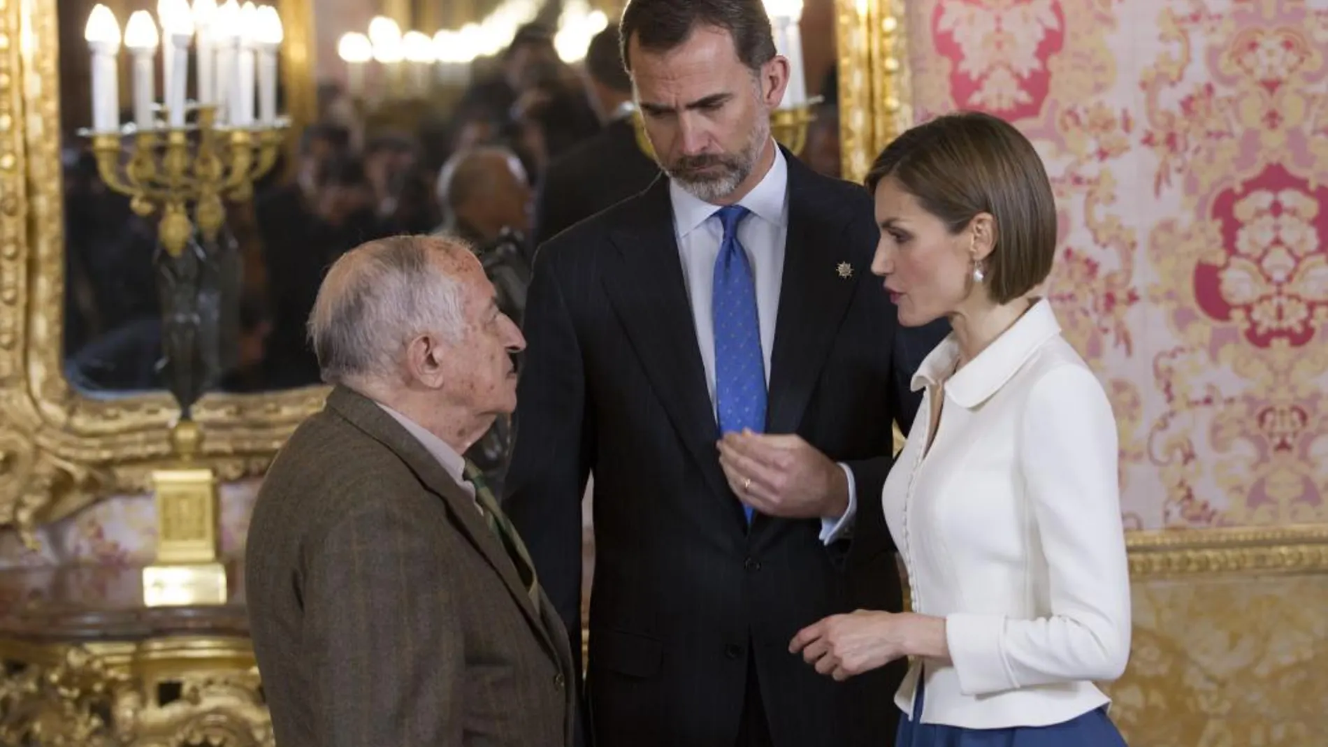 Goytisolo charla con los Reyes antes del almuerzo