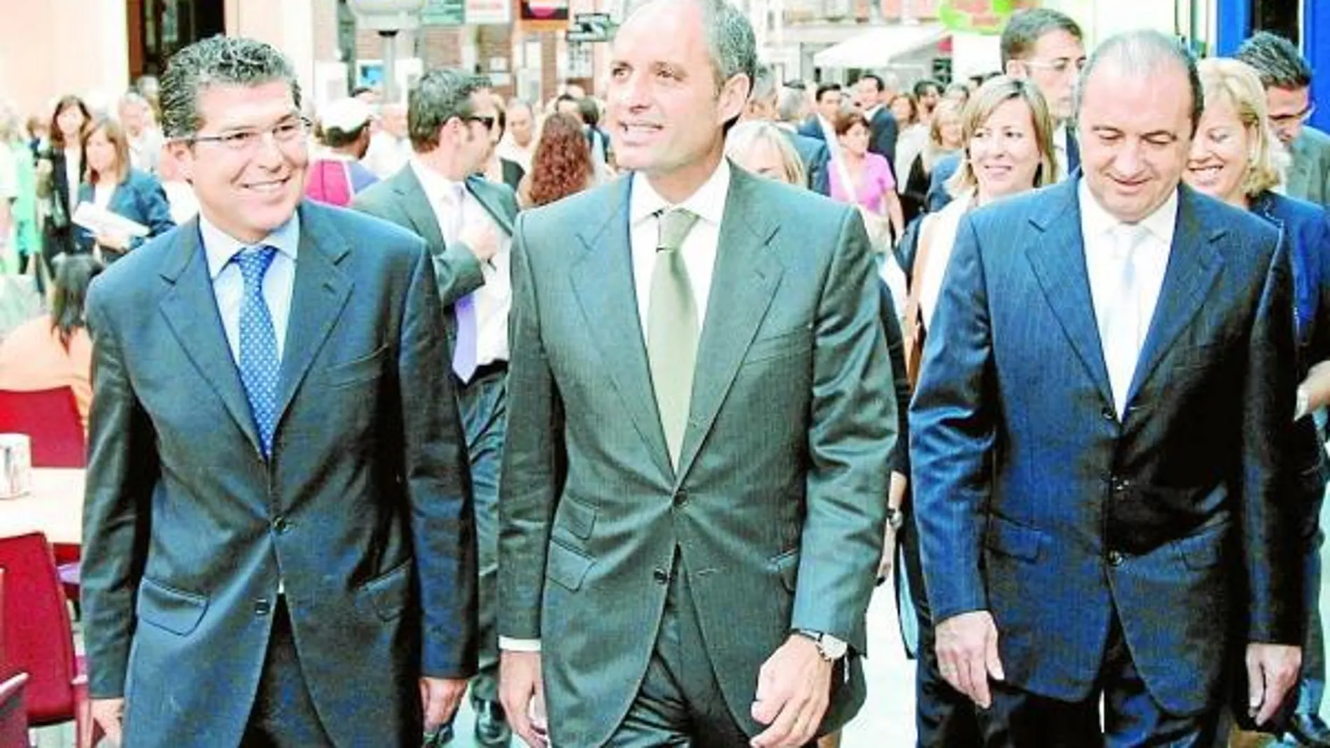 Fenoll dice que el PSOE «juega fuerte» para conseguir el apoyo del tránsfuga