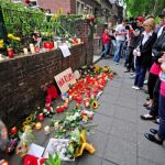 En la entrada al Festival se ha rendido homenaje a las víctimas con flores y velas.