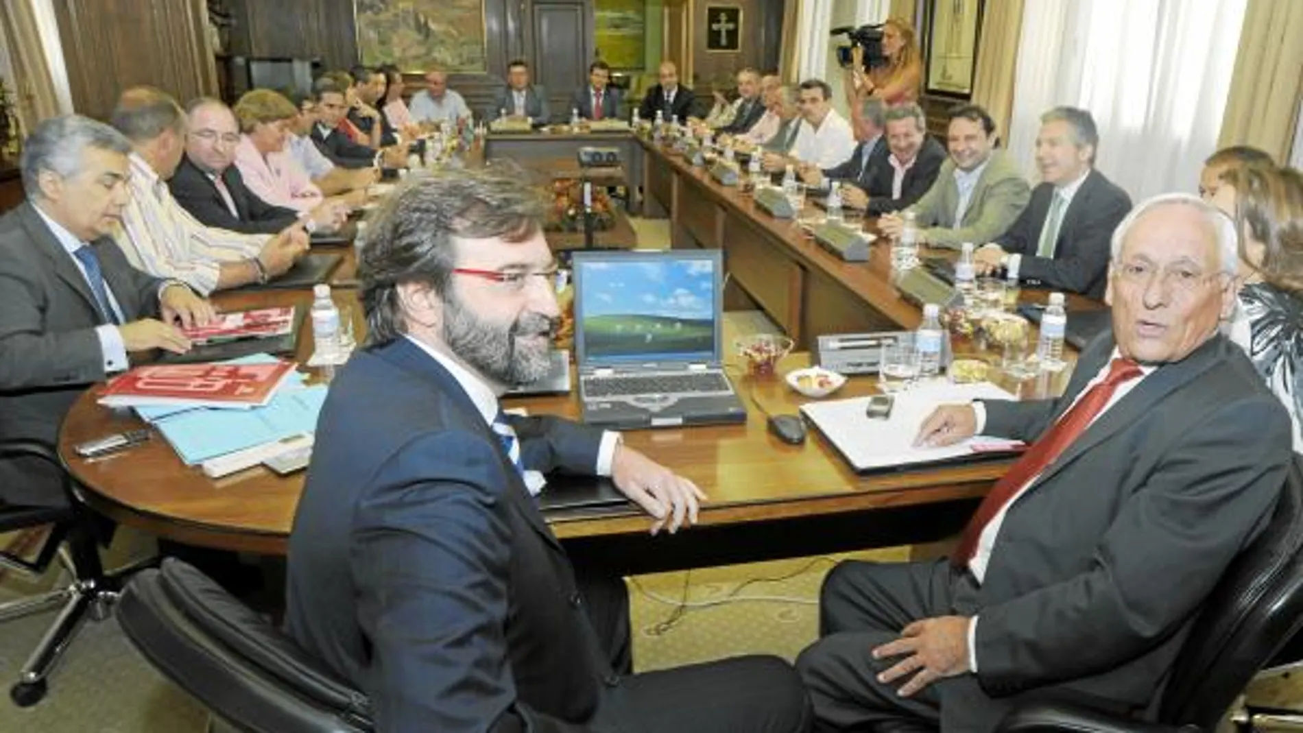 Atilano Soto y Manuel Escribano presiden la Asamblea de Caja Segovia