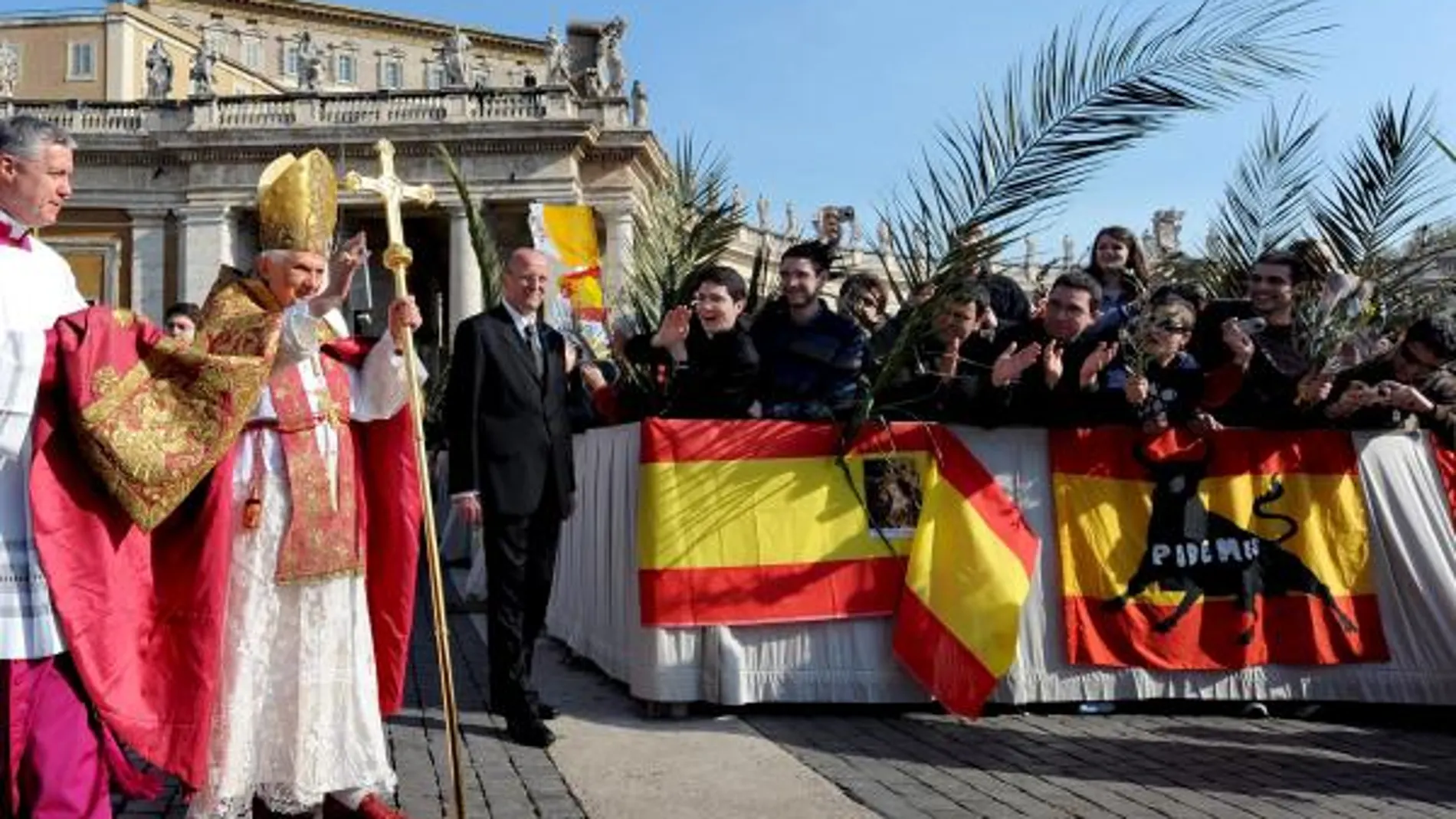 Los jóvenes de Madrid reciben en Roma la Cruz de la Jornada Mundial de la Juventud