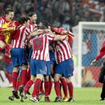 Los jugadores del Atlético se abrazan al finalizar el partido, tras conquistar la Europa Liga