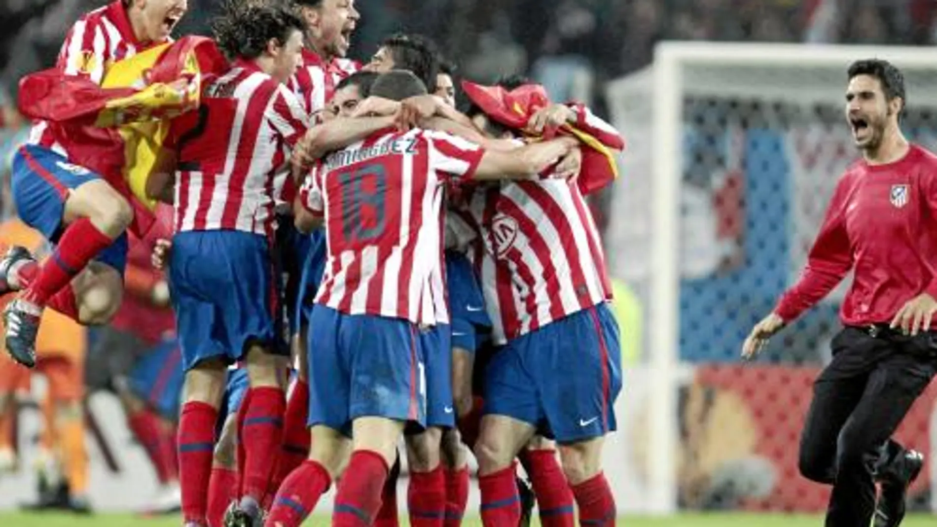 Los jugadores del Atlético se abrazan al finalizar el partido, tras conquistar la Europa Liga