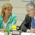 José Antonio Griñán, ayer junto a la portavoz del PSOE en el Senado, María del Carmen Silva