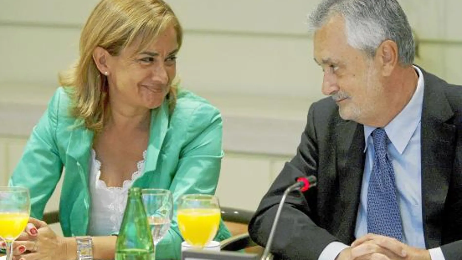José Antonio Griñán, ayer junto a la portavoz del PSOE en el Senado, María del Carmen Silva