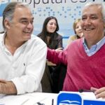 El vicesecretario de Comunicación del PP, Esteban González Pons, y Javier Arenas, ayer en un acto de partido en la capital malagueña
