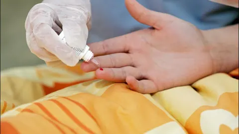 Un simple análisis de sangre puede detectar un 86 % de los cánceres de ovarios