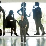 Julien Opie posa ante una de sus obras, ayer, en la exposición