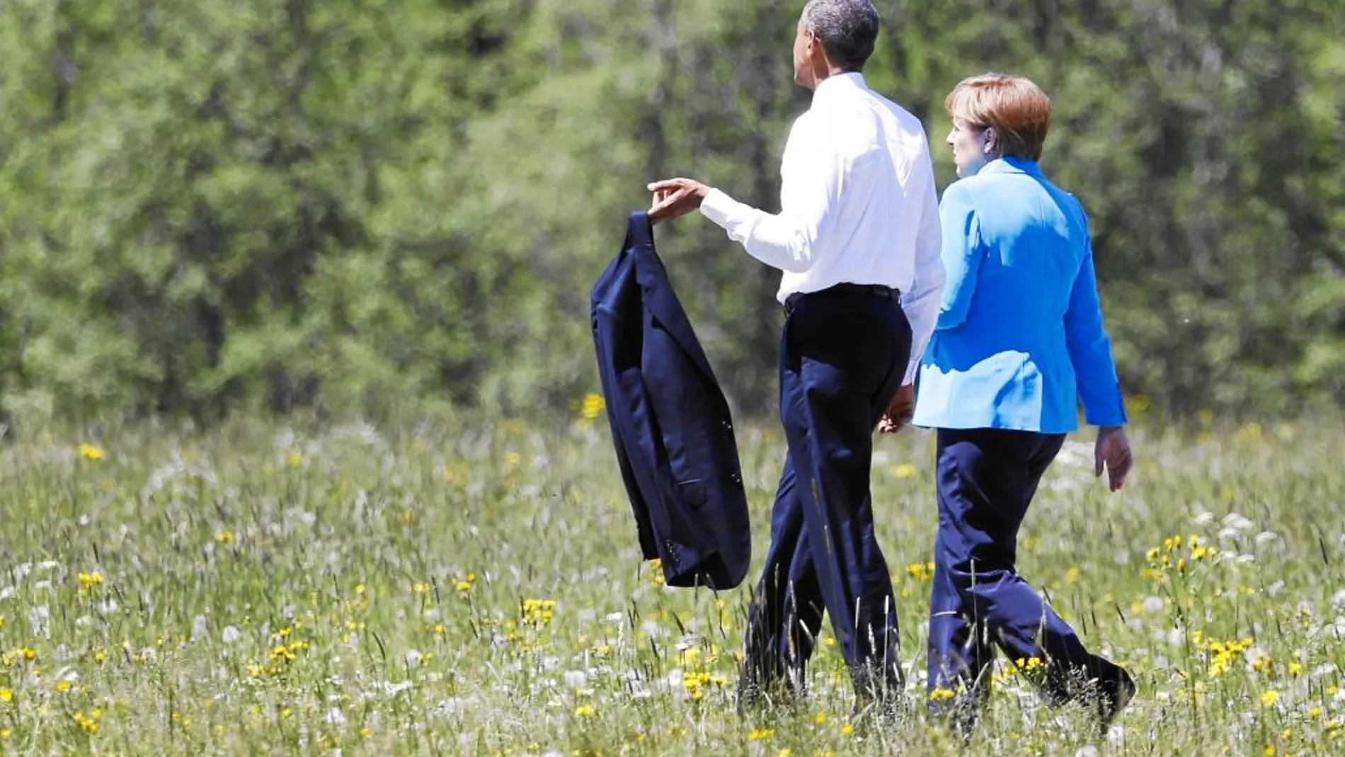 Barack Obama camina junto a Angela Merkel, ayer en Elmau (Alemania)