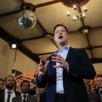 El líder del Partido Liberal Demócrata, Nick Clegg, durante un acto electoral en el club de golf de Chorlton, cerca de Manchester.