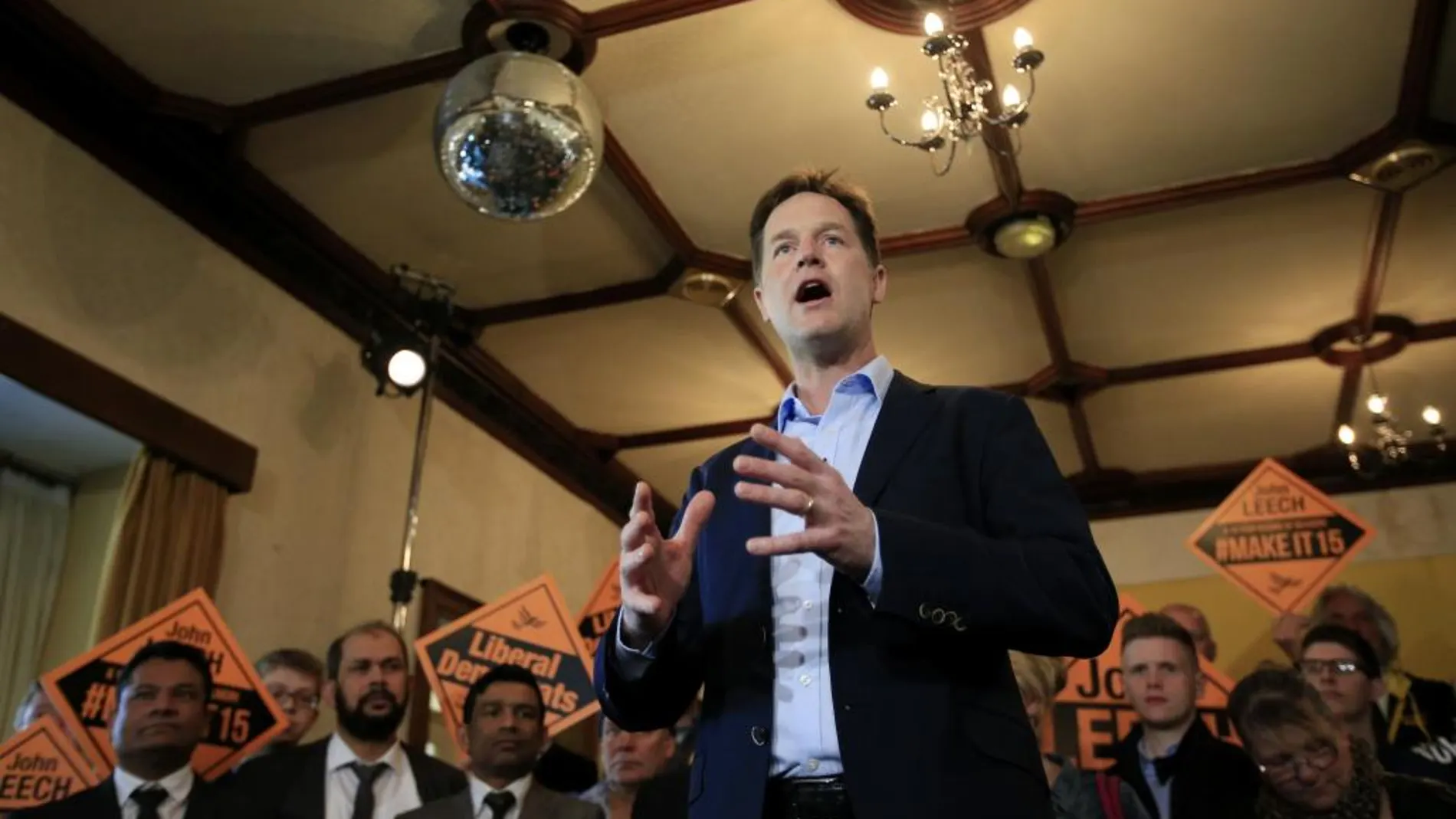 El líder del Partido Liberal Demócrata, Nick Clegg, durante un acto electoral en el club de golf de Chorlton, cerca de Manchester.