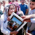 Familiares de Ramazan Yildiz, uno de los dos kurdos fallecidos en el atentado del sábado, ayer, durante su funeral