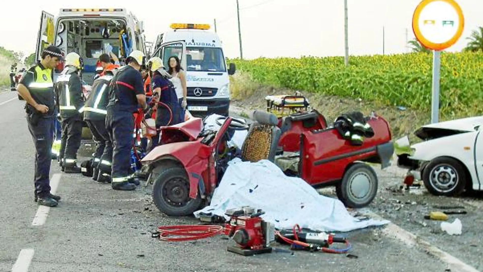 Tres muertos y una herida leve tras un choque frontal de dos coches en Morón