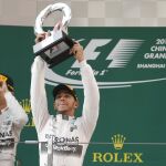 Lewis Hamilton sostiene el trofeo como ganador sin rival del GP de China