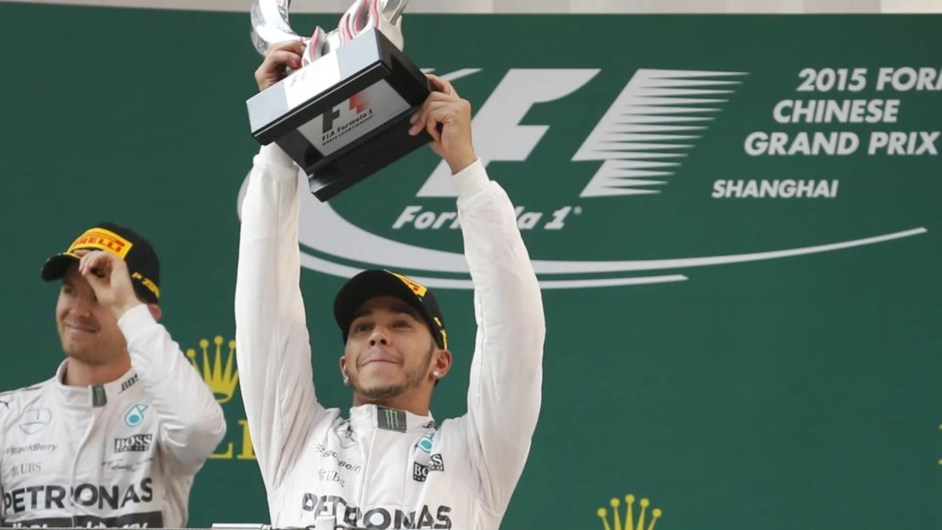 Lewis Hamilton sostiene el trofeo como ganador sin rival del GP de China
