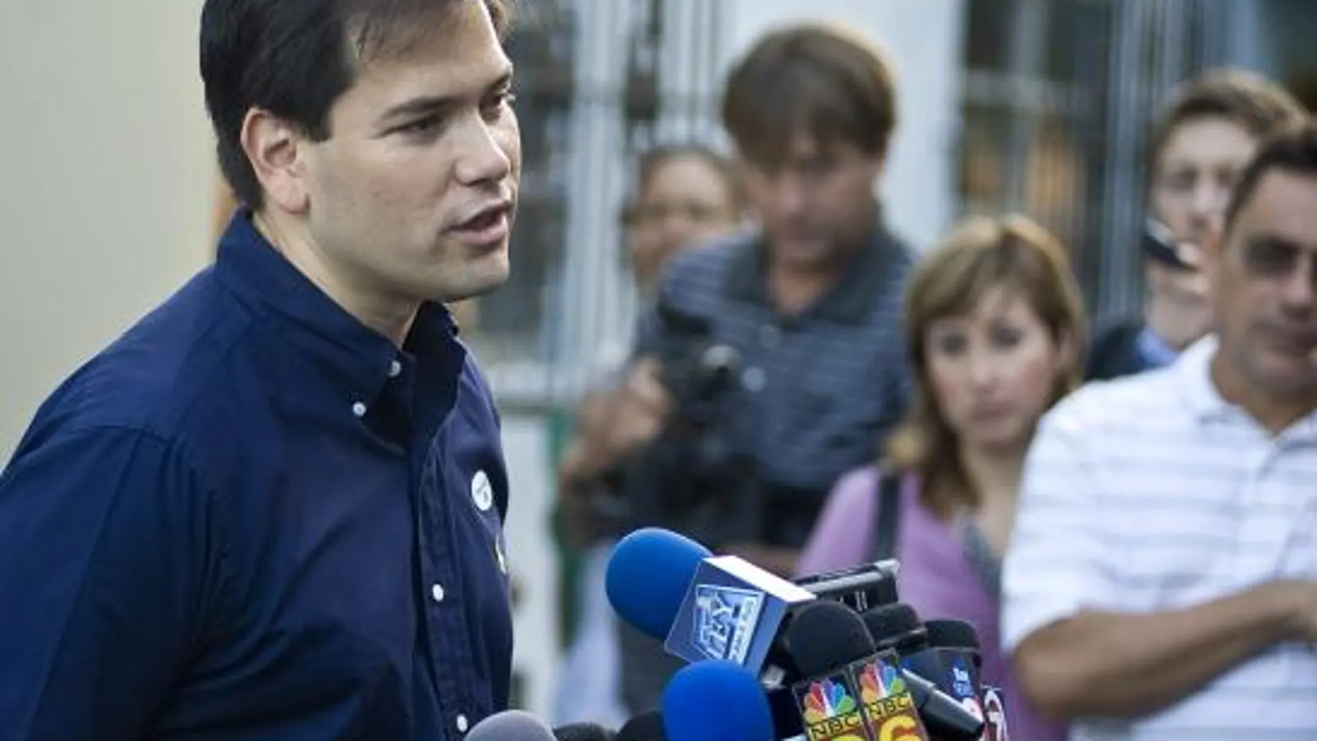 El conservador del «Tea Party», Marco Rubio, hace unas declaraciones a la prensa tras votar en su colegio electoral