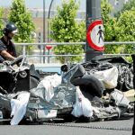 Dos muertos tras saltarse un semáforo y ser arrollado su coche por un tranvía
