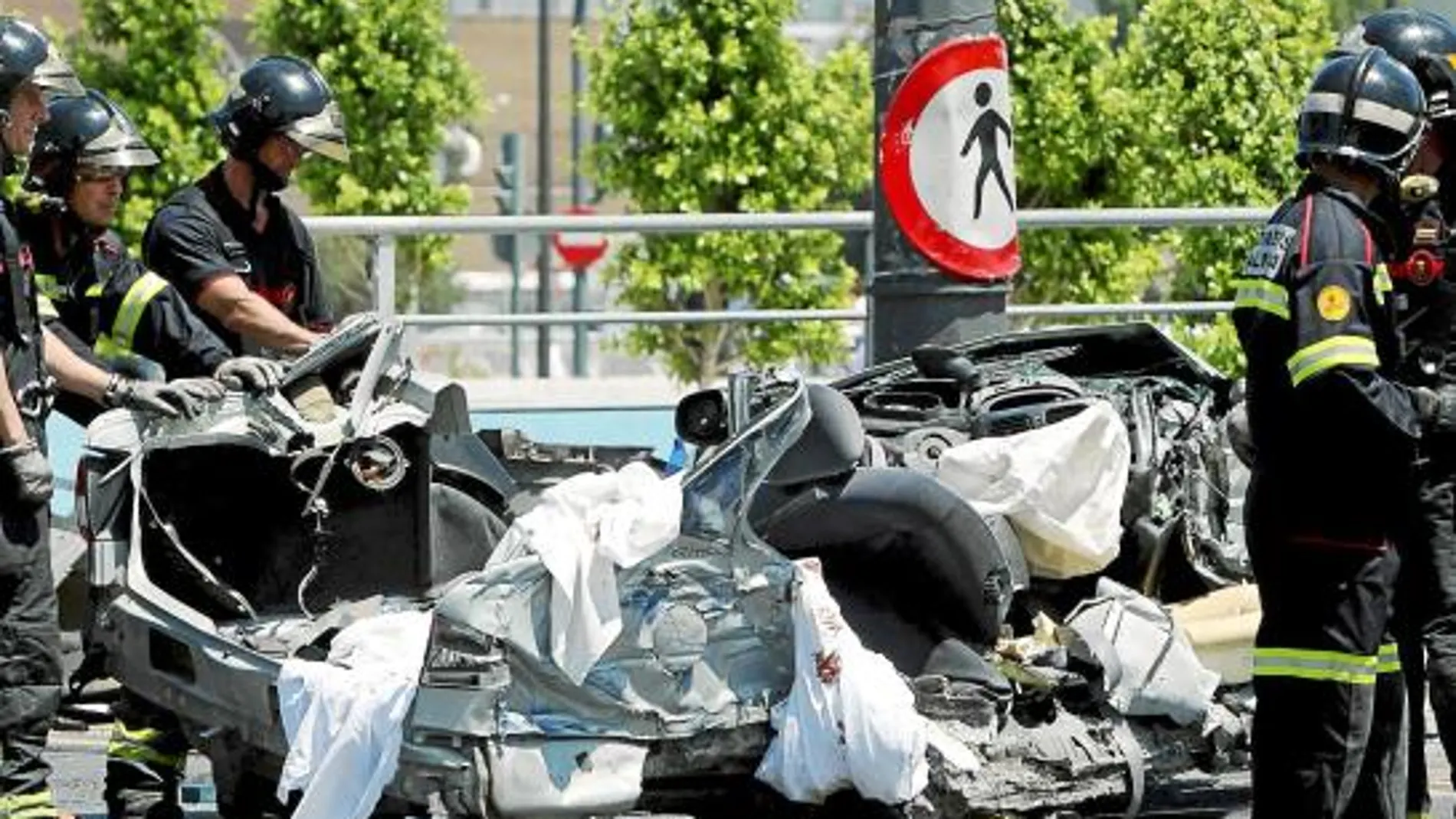 Dos muertos tras saltarse un semáforo y ser arrollado su coche por un tranvía