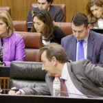 El consejero conversa en el Parlamento andaluz mientras Juan Ignacio Zoido prepara su intervención