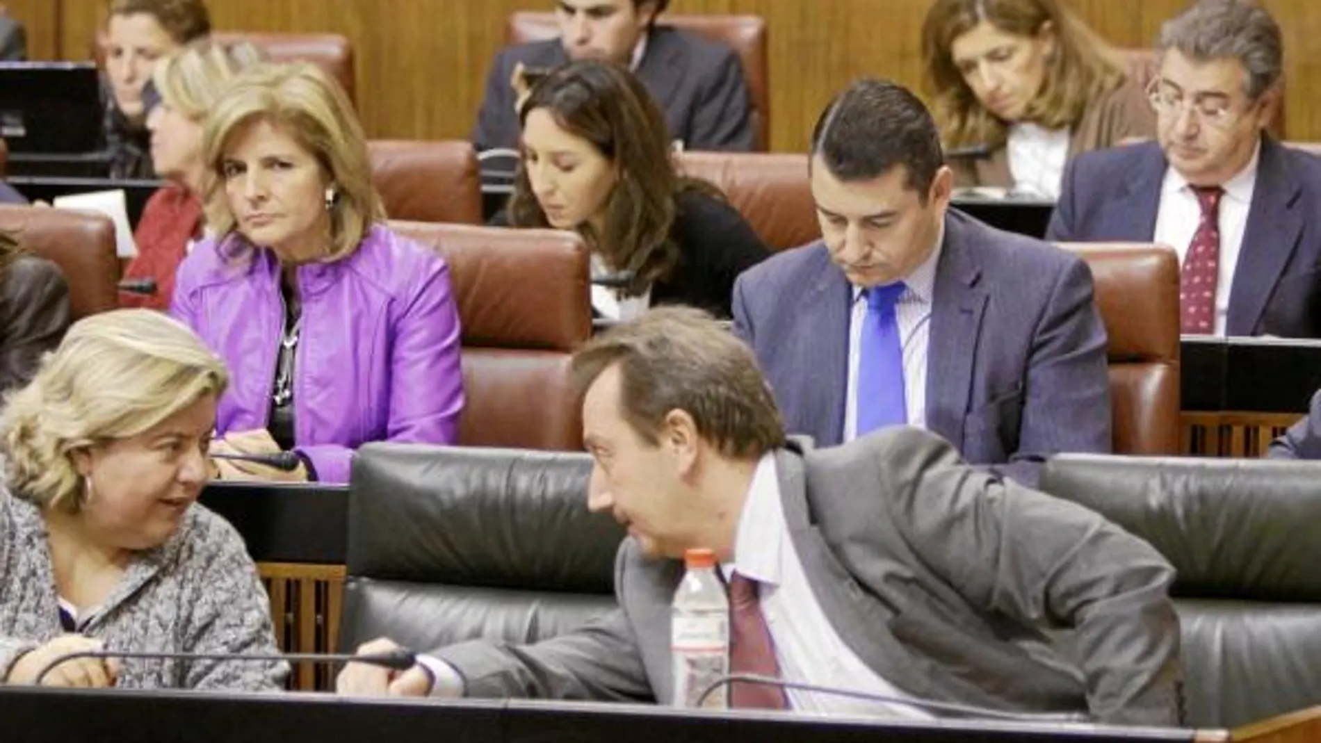 El consejero conversa en el Parlamento andaluz mientras Juan Ignacio Zoido prepara su intervención