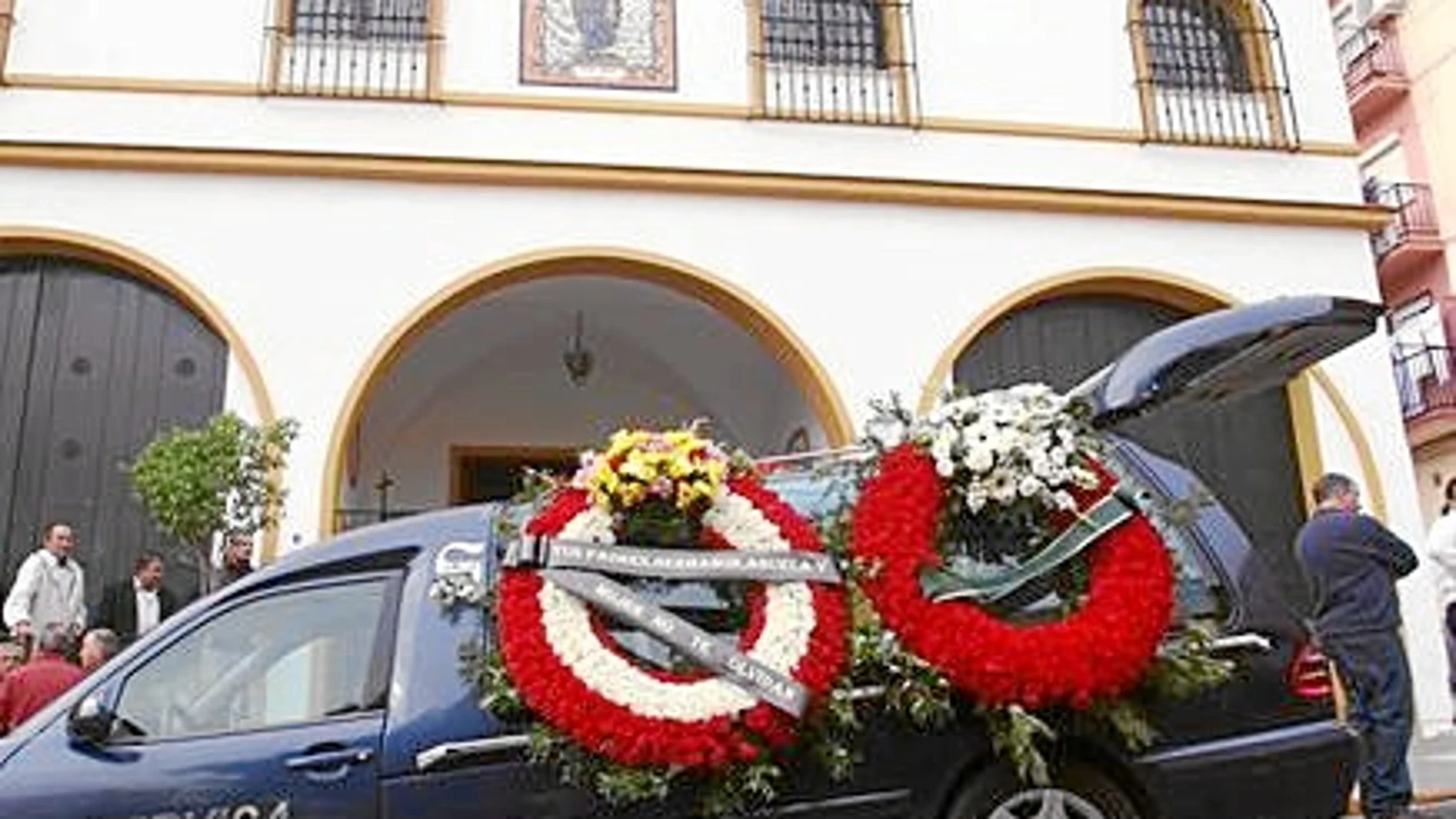 Manuel Alías García recibió sepultura ayer en San Juan de Aznalfarache, donde residía, y lo describen como «tímido» y «más bueno de lo normal»