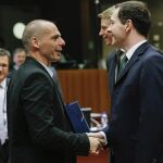 El ministro de Finanzas griego, Yanis Varufakis, conversa con el ministro de Economía británico, George Osborne